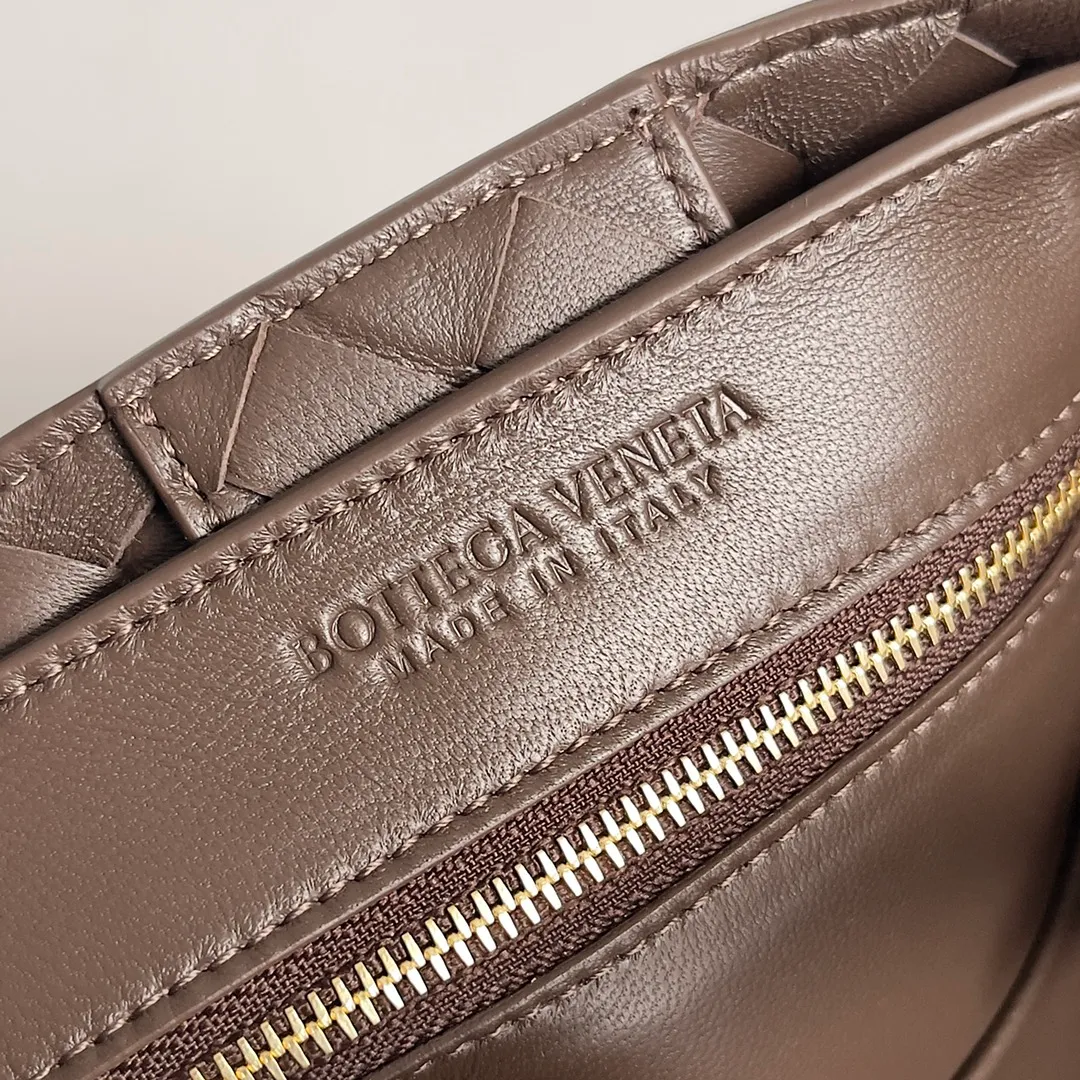 The 2023 new Andiamo batch of 2260 BV has been shipped‼ ️Really popular🔥The new Andiamo woven handbag launched by Bottega Veneta this season is really popular all over the world! ! Celebrities at home and abroad have worn it, and Oscar-winning actress Michelle Yeoh has taken it out on the street. Song Jia, Trai Yara, Yu Feihong, Sanji Ayaka, Rosie Hunting-Whiteley, Yoshioka Riho, etc. have all picked up this bag. It is classic and versatile, showing off its temperament, and the bag capacity is also large, which is very convenient for daily commuting! ! A variety of carrying methods, the shoulder straps can be adjusted by yourself, the original lambskin feels soft and delicate, and the unisex style breaks the gender boundaries and brings a more practical and long-lasting use experience. Andiamo, which has both elegant and casual styles, perfectly interprets the true appearance of "fashionable old money style". Style number: 743572 Size: 32*24*12